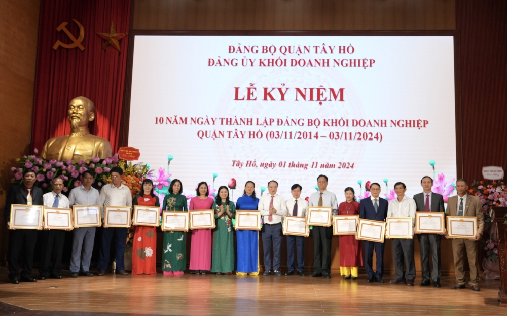 Kỷ niệm 10 năm thành lập Đảng uỷ Khối doanh nghiệp quận Tây Hồ