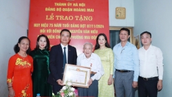 Bí thư Quận uỷ Hoàng Mai trao Huy hiệu Đảng tại nhà đảng viên lão thành