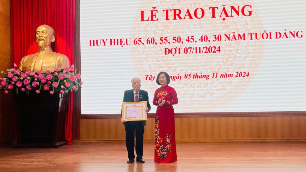 Quận Tây Hồ trao tặng 151 Huy hiệu Đảng cho đảng viên lão thành