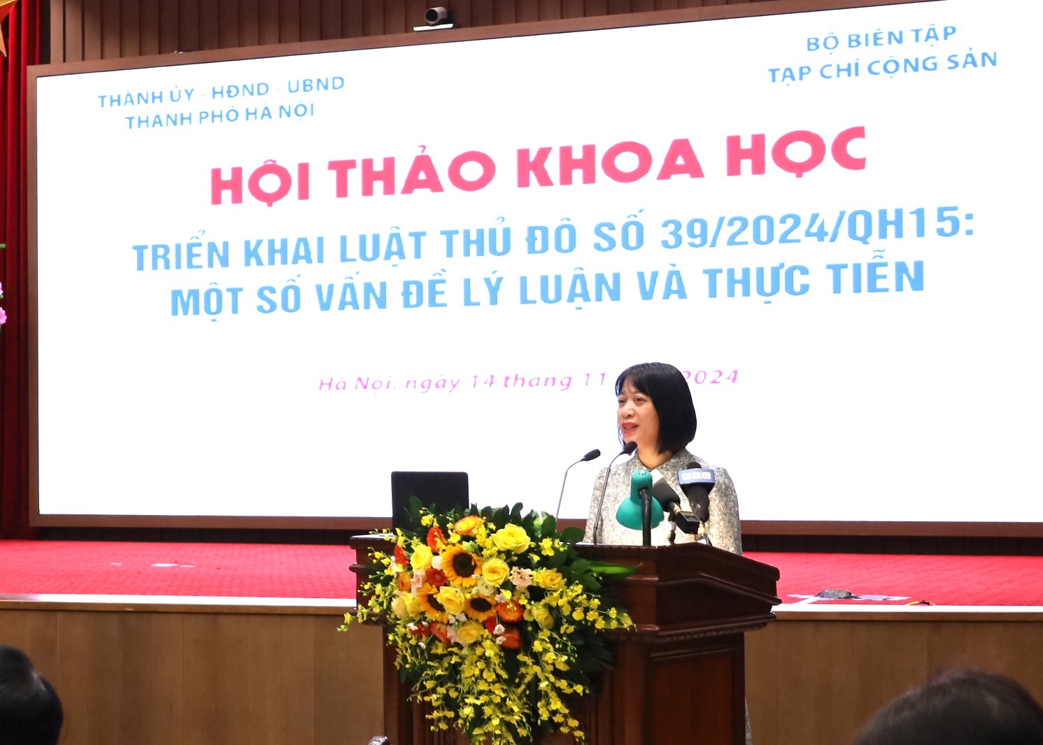 TS. Đoàn Thị Tố Uyên tham luận tại hội thảo khoa học