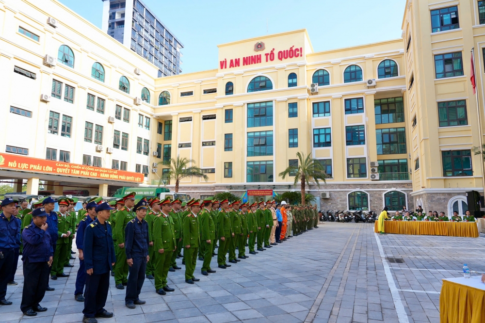 Tây Hồ ra quân lập lại trật tự đô thị, an toàn giao thông, vệ sinh môi trường