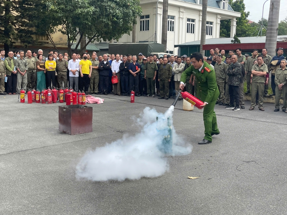 Cán bộ PCCC hướng dẫn kỹ năng chữa cháy bằng bình bọt