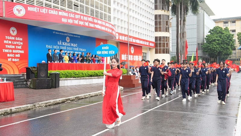 Các vận động viên diễu hành qua lễ đài