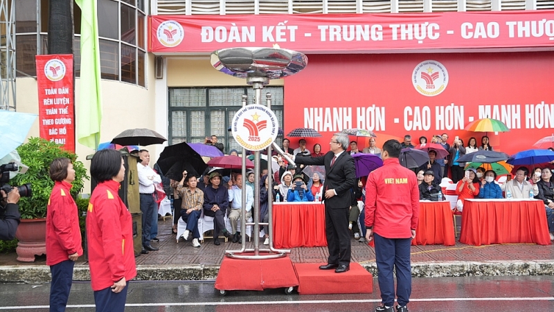 Lãnh đạo phường Nghĩa Đô thắp lửa ngọn đuốc truyền thống
