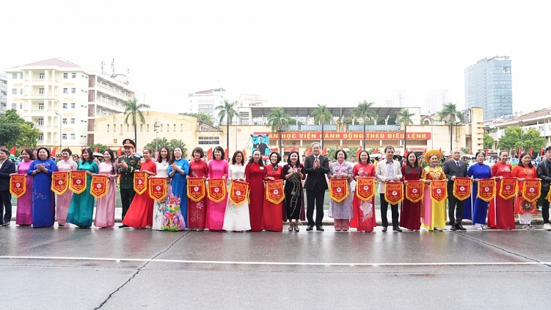 Lãnh đạo phường tặng cờ lưu niệm cho các đoàn vận động viên