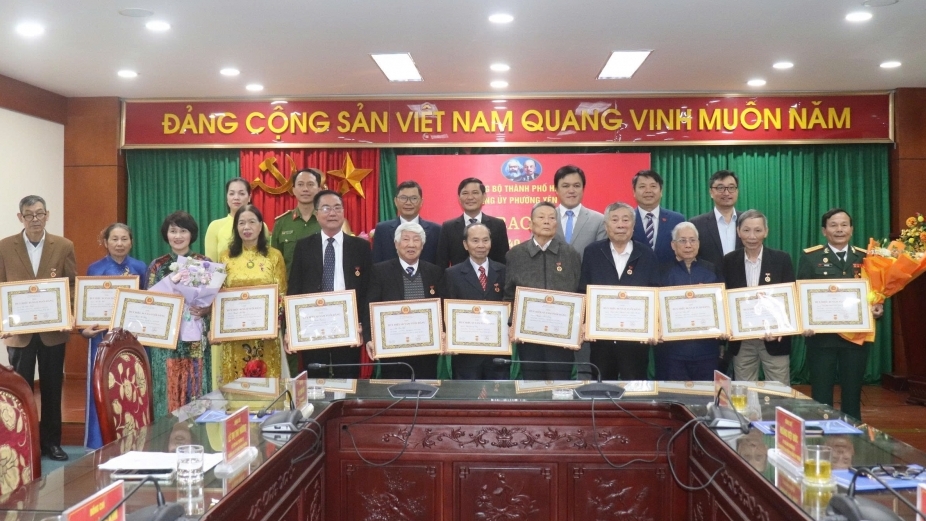 Yên Sở: Trao Huy hiệu Đảng tặng 13 đảng viên