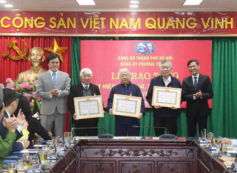 Đồng chí Vũ Tuấn Đạt, Chủ tịch UBND phường Yên Sở trao Huy hiệu Đảng cho đảng viên lão thành