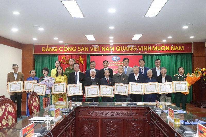 Các đồng chí đảng viên nhận huy hiệu đảng đợt này