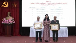 yen hoa trao huy hieu dang cho 90 dang vien tieu bieu