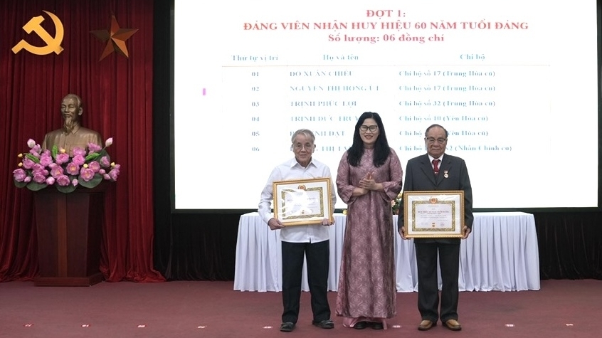 Yên Hòa trao Huy hiệu Đảng cho 90 đảng viên tiêu biểu