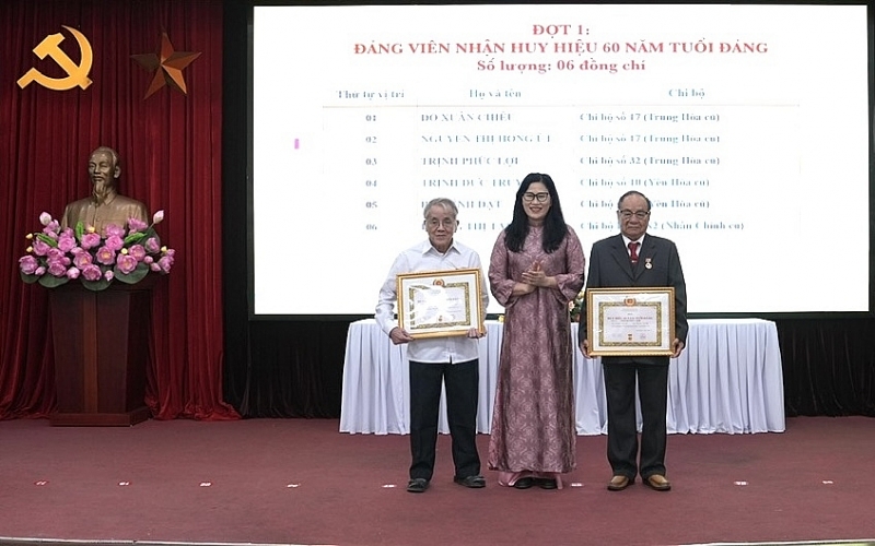 Yên Hòa trao Huy hiệu Đảng cho 90 đảng viên tiêu biểu