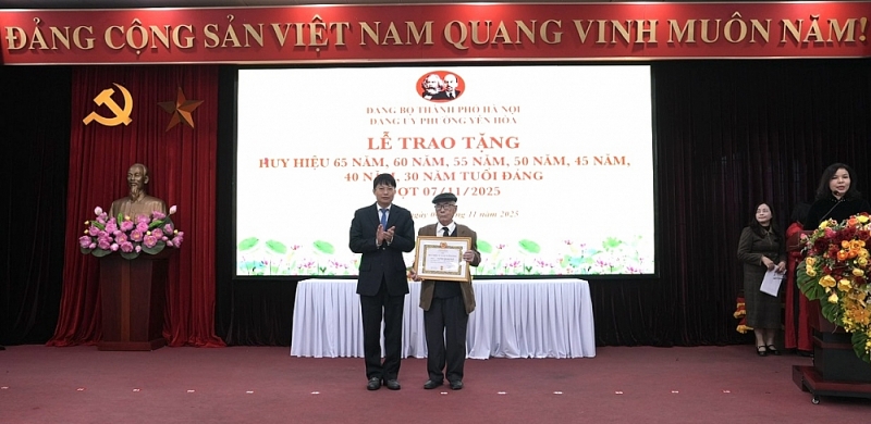 Đảng viên 55 năm tuổi đảng nhận Huy hiệu