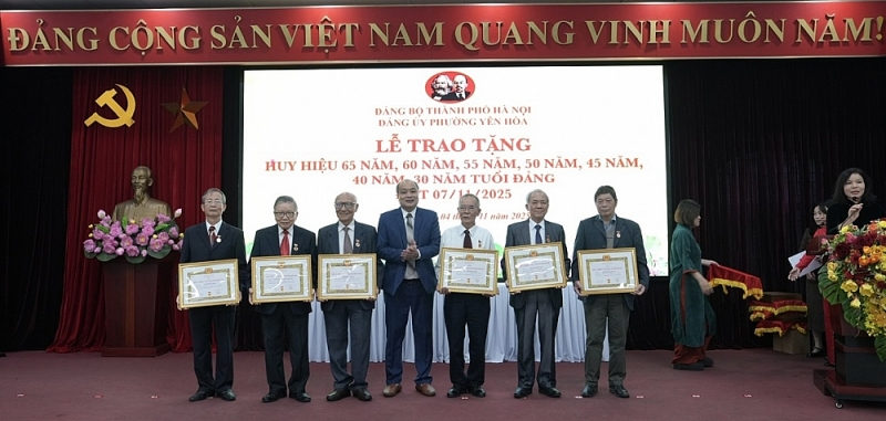 Yên Hòa trao Huy hiệu Đảng cho 90 đảng viên tiêu biểu