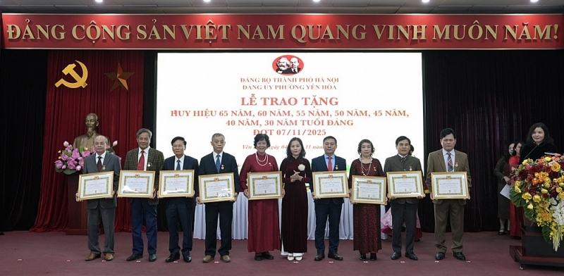 Yên Hòa trao Huy hiệu Đảng cho 90 đảng viên tiêu biểu