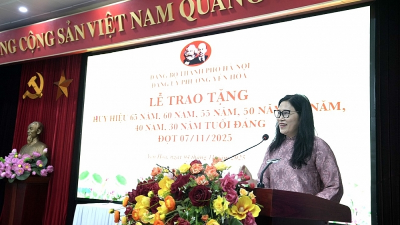 bà Trịnh Thị Dung - Phó Bí thư Đảng ủy, Chủ tịch UBND phường Yên Hòa phát biểu tại buổi lễ