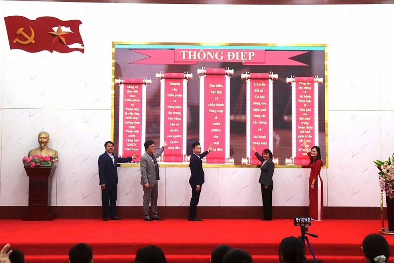 Các đại biểu thực hiện nghi thức phát động