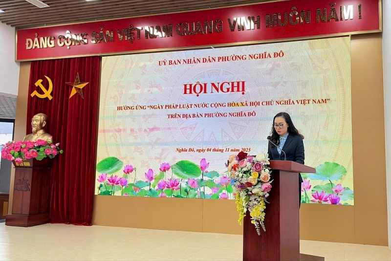 Bà Phan Thị Thu Hà, Phó Chủ tịch UBND phường phát biểu tại hội nghị