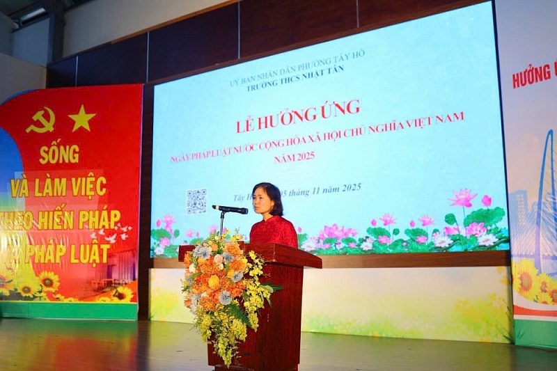 bà Bùi Thị Thu Hà, Hiệu trưởng Trường THCS Nhật Tân phát biểu hưởng ứng bà Bùi Thị Thu Hà, Hiệu trưởng Trường THCS Nhật Tân phát biểu hưởng ứng