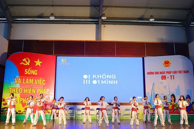 Tiết mục văn nghệ hấp dẫn tại buổi lễ Tiết mục văn nghệ hấp dẫn tại buổi lễ