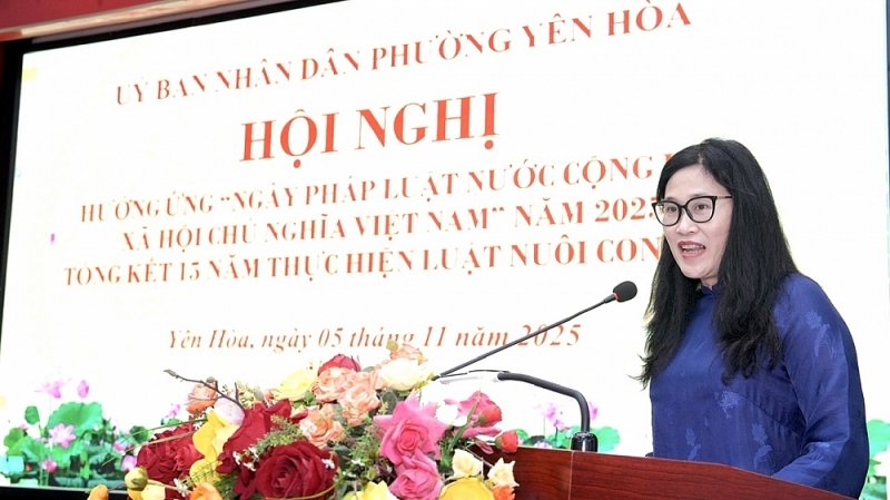 Bà Trịnh Thị Dung, Phó Bí thư Đảng uỷ, Chủ tịch UBND phường Yên Hoà phát biểu tại hội nghị