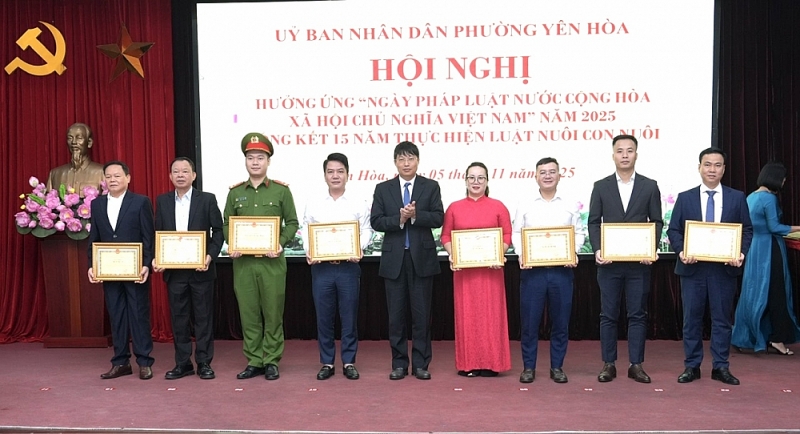 Ông Hà tặng giấy khen cho các cá nhân