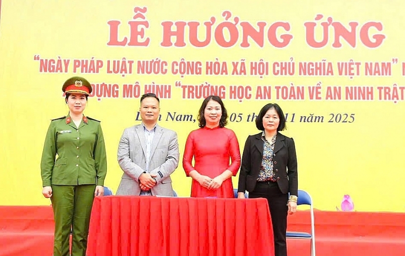 Đại diện các đơn vị ký kết thực hiện mô hình