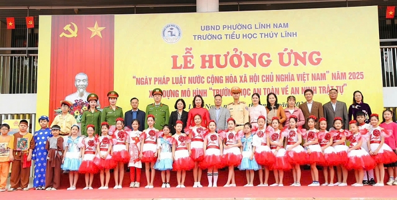 Các đại biểu và giáo viên, học sinh Trường Tiểu học Thuý Lĩnh hưởng ứng Ngày Pháp luật Việt Nam