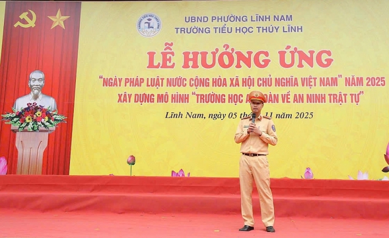 Đại úy Nguyễn Quốc Tuấn, Cán bộ Phòng Cảnh sát giao thông Công an thành phố đã trao đổi chuyên đề “Giữ gìn an ninh trật tự và an toàn giao thông học đường”