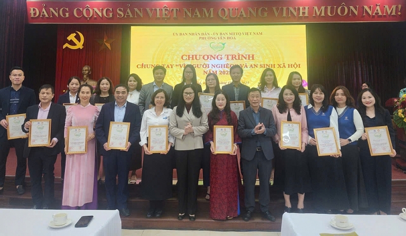 Chủ tịch UBND phường Yên Hòa Trịnh Thị Dung tặng quà cho các gia đình có hoàn cảnh khó khăn trên địa bàn phường.