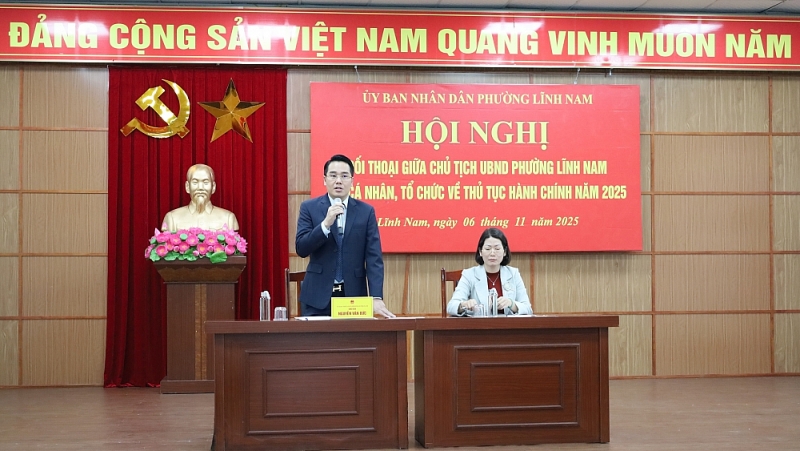 Chủ tịch phường điều hành hội nghị