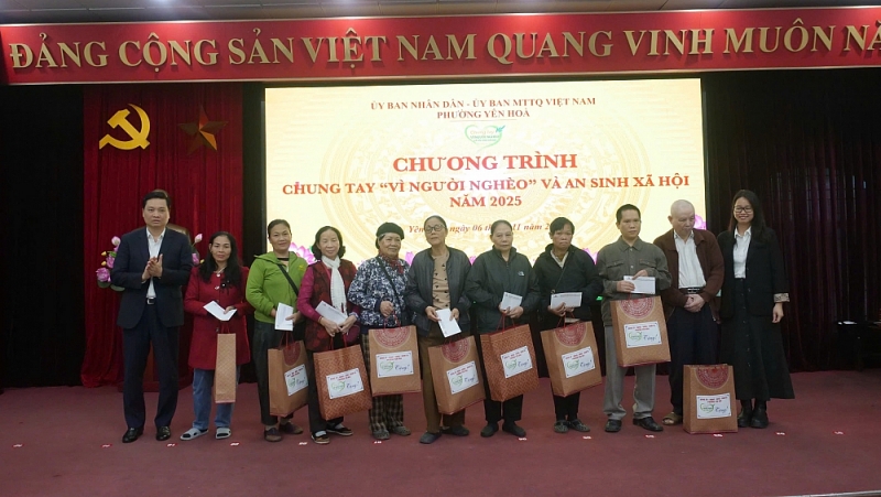 Bí thư Đảng uỷ, Chủ tịch HĐND phường Yên Hoà Nguyễn Quốc Khánh tặng quà cho các gia đình có hoàn cảnh khó khăn trên địa bàn phường.