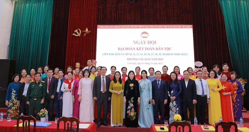 Các đại biểu chụp ảnh lưu niệm tại ngày hội