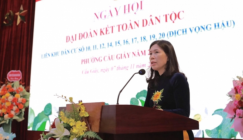 bà Trần Thị Phương Hoa, Thành ủy viên, Bí thư Đảng ủy, Chủ tịch Hội đồng Nhân dân phường phát biểu tại ngày hội