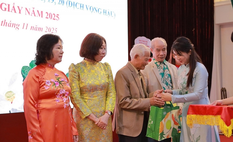 Chủ tịch UB MTTQ Việt Nam phường Cầu Giấy biểu dương các cá nhân