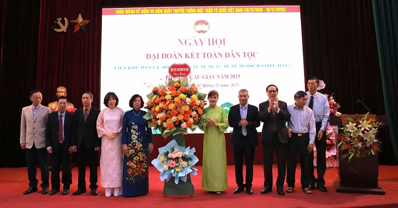 Tặng hoa chúc mừng Ngày hội