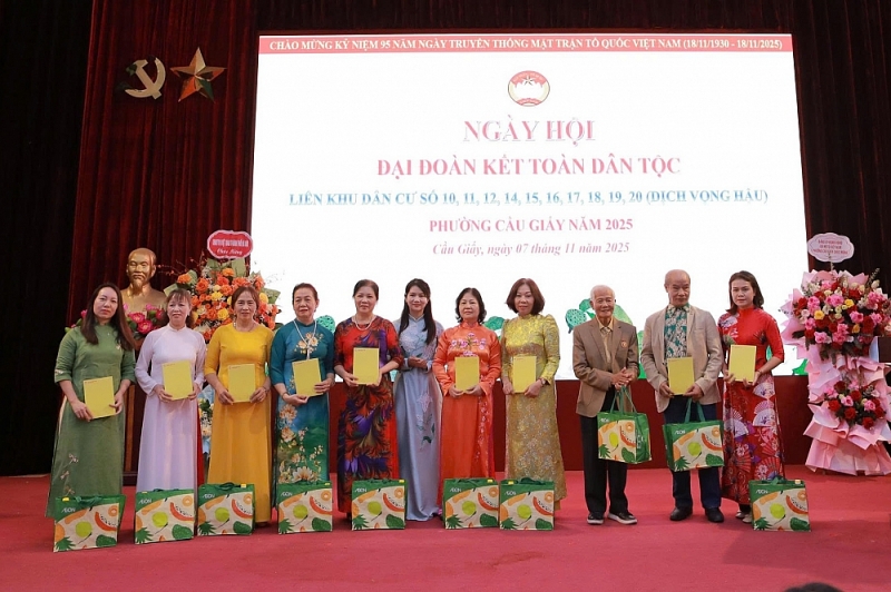 Biểu dương 10 hộ gia đình tiêu biểu tại ngày hội