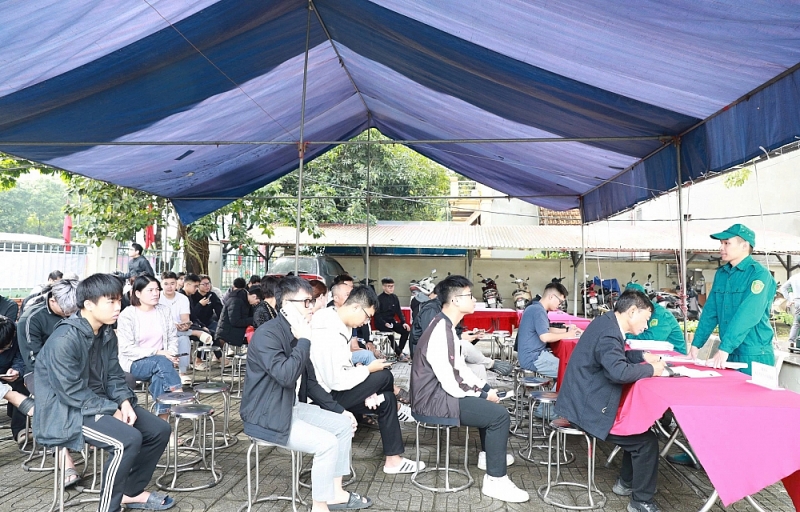 Ngay từ sáng sớm, nhiều thanh niên đã đến để sơ tuyển nghĩa vụ quân sự Ngay từ sáng sớm, nhiều thanh niên đã đến để sơ tuyển nghĩa vụ quân sự