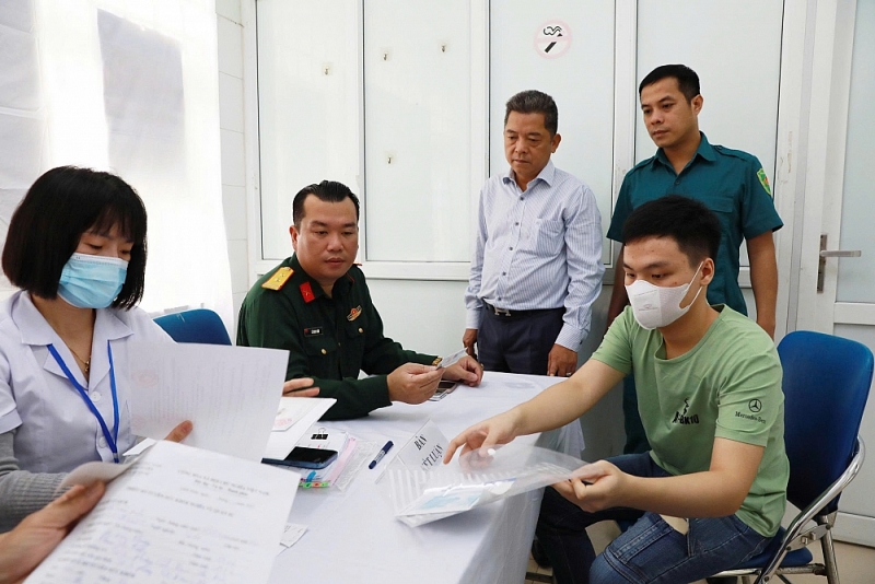 Lãnh đạo phường kiểm tra công tác khám tuyển Lãnh đạo phường kiểm tra công tác khám tuyển