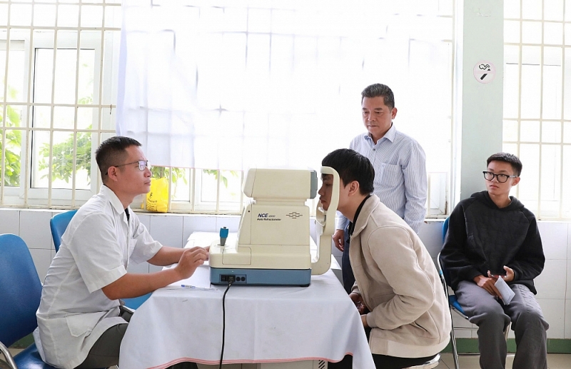 Sử dụng máy móc hiện đại đo tật khúc xạ Sử dụng máy móc hiện đại đo tật khúc xạ