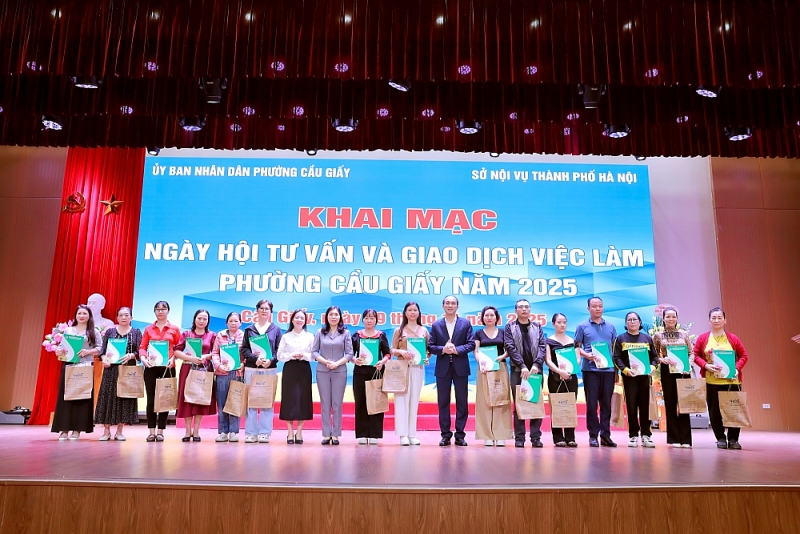 Ngày hội việc làm phường Cầu Giấy 2025: “Cầu nối” giữa doanh nghiệp và người lao động