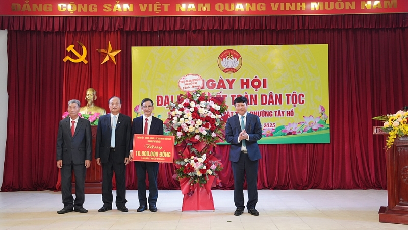 Phó Chủ tịch Ủy ban MTTQ Việt Nam TP Hà Nội Phạm Anh Tuấn tặng hoa và quà cho khu dân cư
