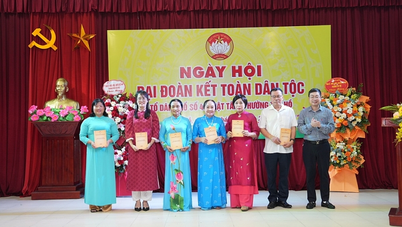 khen thưởng cá nhân có thành tích xuất sắc trong công tác phát triển khu dân cư