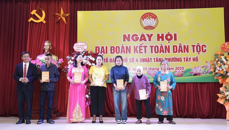 Khu dân cư cũng có những món quà trao đến tay người dân