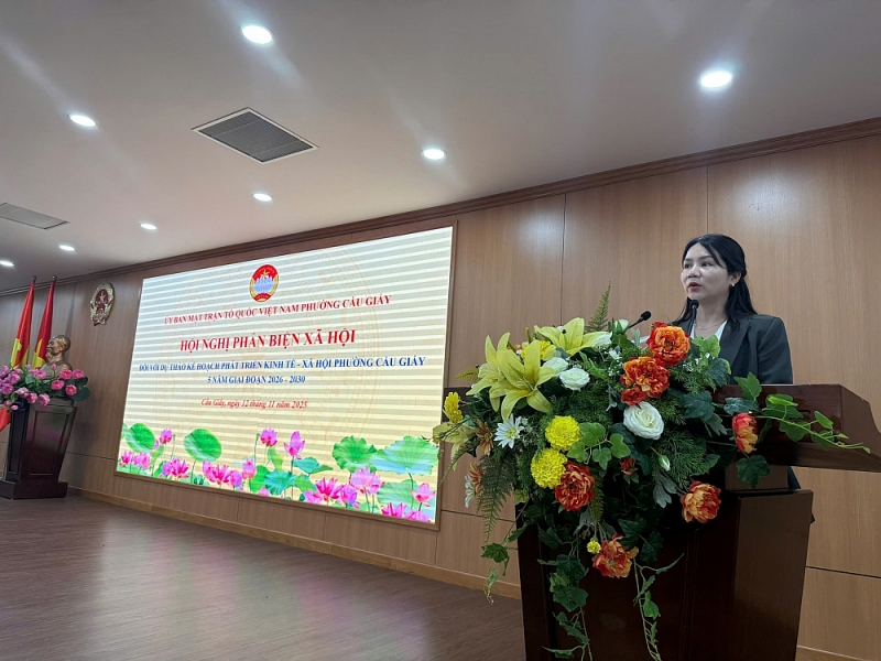 Lê Thị Thu Trang - Ủy viên Ban Thường vụ, Chủ tịch Ủy ban MTTQ Việt Nam phường phát biểu tại hội nghị