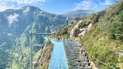 ha noi lai chau bat tay thu hut khach nuoc ngoai