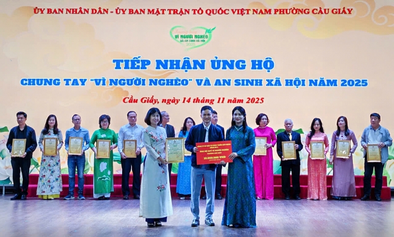 Lãnh đạo phường tiếp nhận ủng hộ Quỹ Vì người nghèo