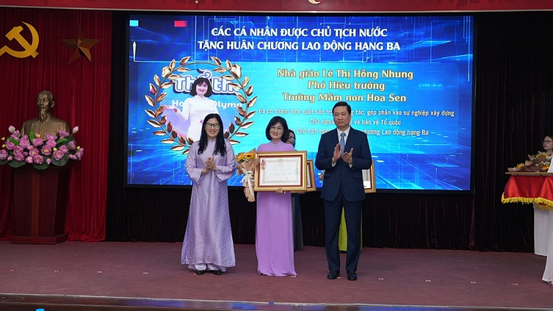 Phường Yên Hoà: tuyên dương khen thưởng các Nhà giáo tiêu biểu năm học 2024 - 2025