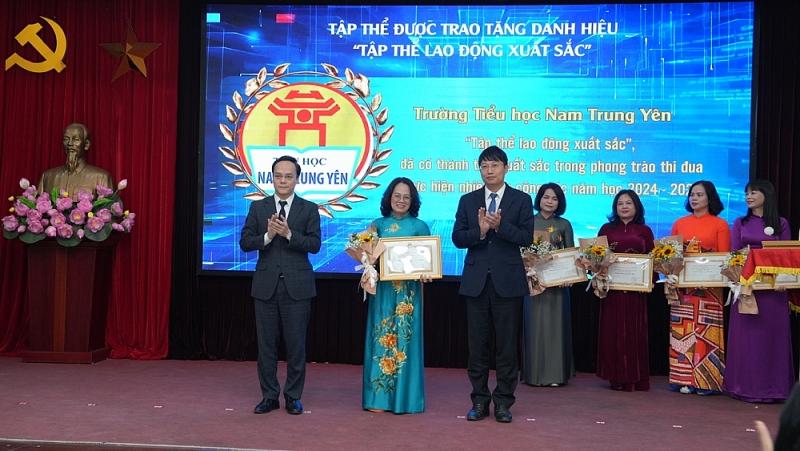 Phường Yên Hoà: tuyên dương khen thưởng các Nhà giáo tiêu biểu năm học 2024 - 2025