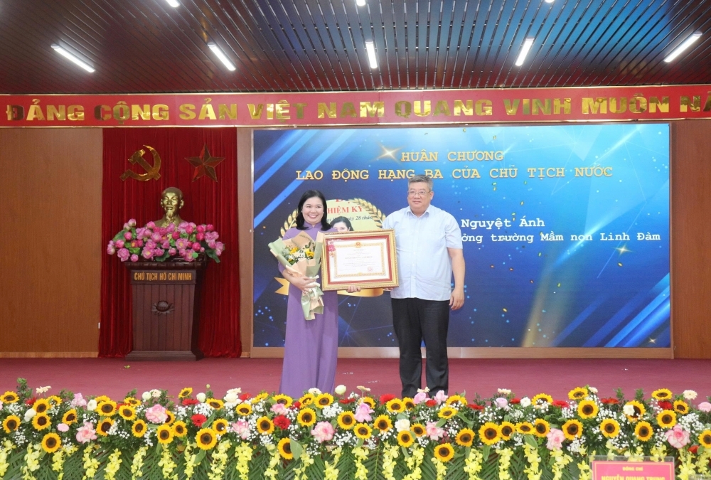 Phường Định Công tôn vinh thầy cô nhân kỷ niệm 43 năm Ngày Nhà giáo Việt Nam