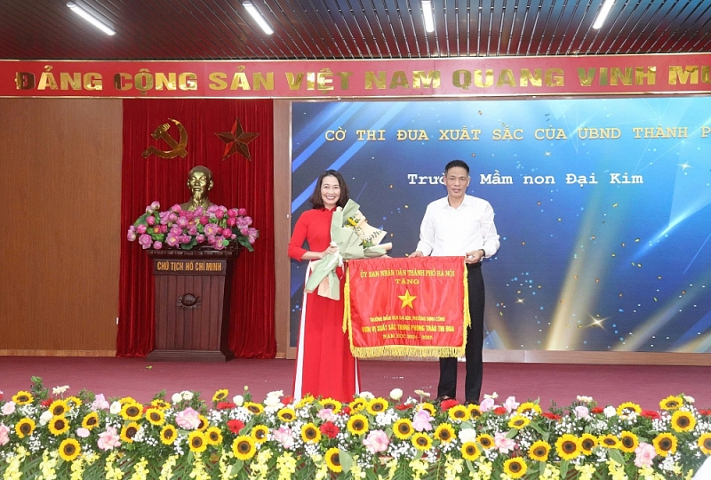 Định Công tôn vinh thầy cô nhân kỷ niệm 43 năm Ngày Nhà giáo Việt Nam Định Công tôn vinh thầy cô nhân kỷ niệm 43 năm Ngày Nhà giáo Việt Nam